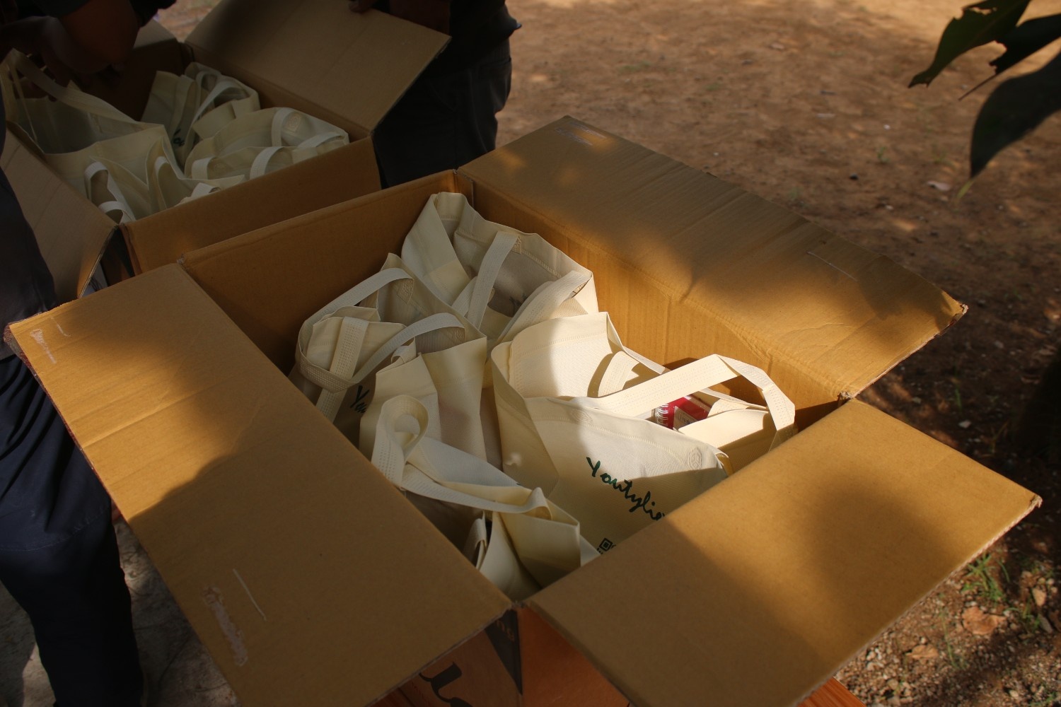 Membangun Generasi Cerdas : TMK Salurkan Bantuan Alat Tulis ke Sekolah di Bandung