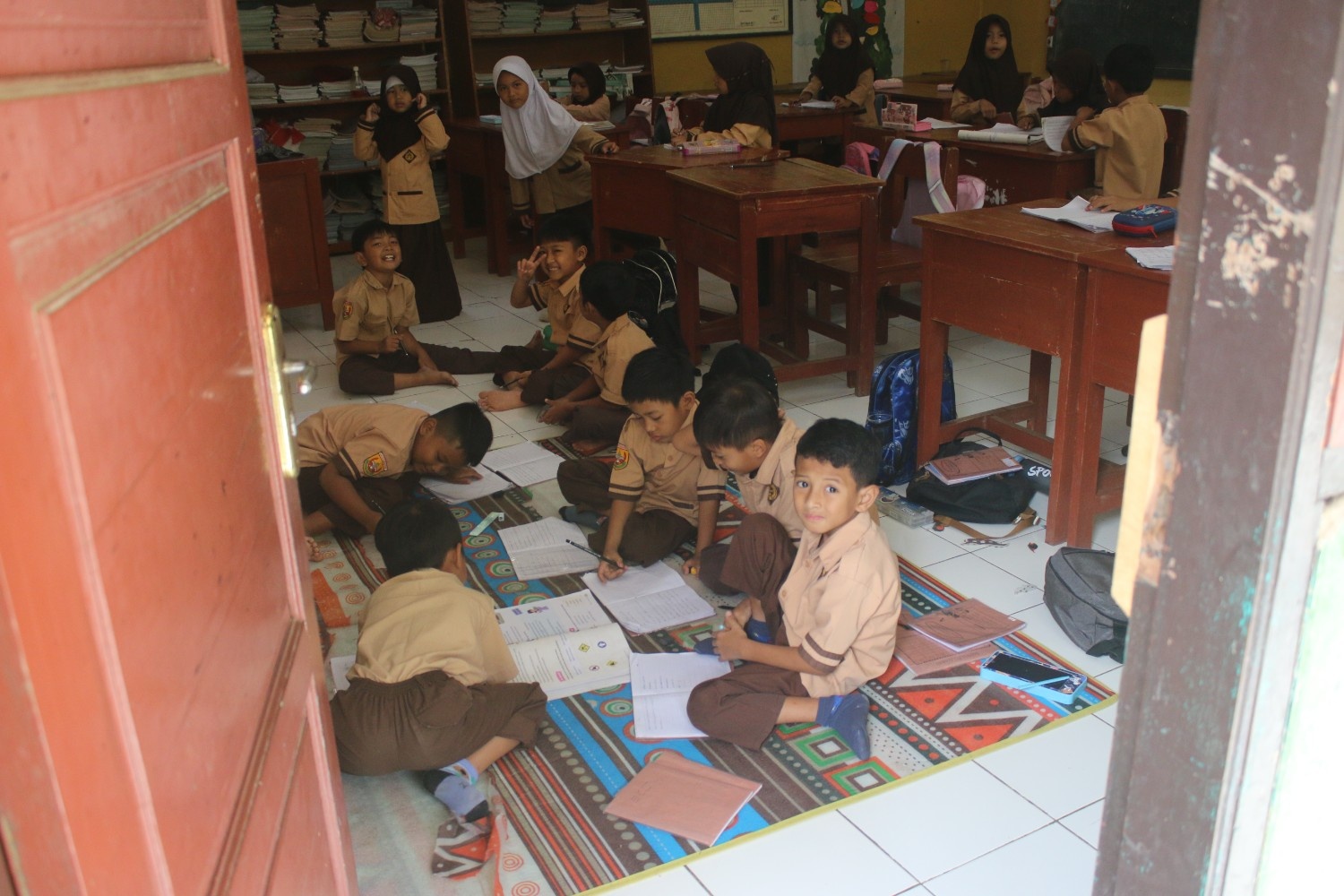 Membangun Budaya Inovatif dan Empati: Keterlibatan Karyawan TMK di Balik Sukses CSR dan Peluncuran Examio